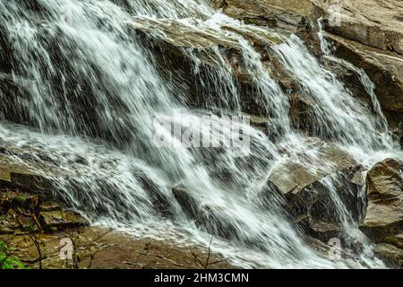 Wasserfälle und Wasserrutschen auf den Sandsteinplatten des Fosso dell'Acero. Cesacastina, Provinz Teramo, Abruzzen, Italien, Europa. Stockfoto