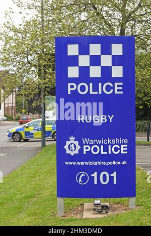 Warwickshire County Constabulary markiert Patrouille Auto Fahrzeug fährt von Rugby Stadtzentrum Polizeiwache Verbindung blauen Schild West Midlands England Großbritannien Stockfoto