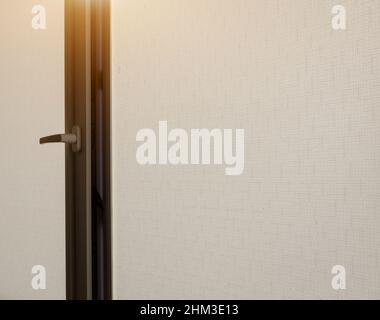 Stoffrollläden auf dem Plastikfenster im Zimmer oder Balkon Stockfoto