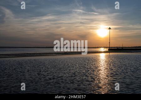 Sonnenuntergang am Chalkwell Beach, in der Nähe von Southend-on-Sea, Essex, England, Vereinigtes Königreich, Mit Platz für Text Stockfoto