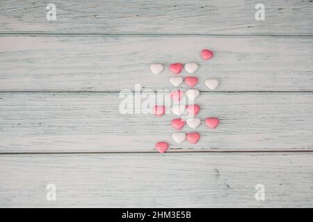 Bunte süße Bonbons in Form von Herzen zum Valentinstag. Der 14th. Februar Stockfoto