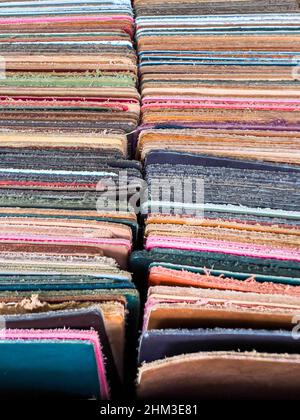 Nahaufnahme von Lederproben in verschiedenen Farbvariationen in einem handwerklichen LederlagerLederproben in verschiedenen Farbvariationen in einem handwerklichen Lederband Stockfoto
