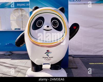 Peking, Peking, China. 7th. Februar 2022. Im Februar 7, 2022, Beijing Bing dwen dwen Snow Lotus Park auf dem Olympischen Winterplatz während des Frühlingsfestes. (Bild: © SIPA Asia via ZUMA Press Wire) Stockfoto