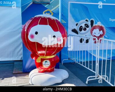 Peking, Peking, China. 7th. Februar 2022. Im Februar 7, 2022, Beijing Bing dwen dwen Snow Lotus Park auf dem Olympischen Winterplatz während des Frühlingsfestes. (Bild: © SIPA Asia via ZUMA Press Wire) Stockfoto