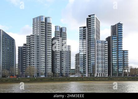 Neue Wohnblocks am Londoner Albert Embankment. Umfasst die Corniche von Foster + Partners (links) und Merano Residences von Richard Rogers (rechts). Stockfoto