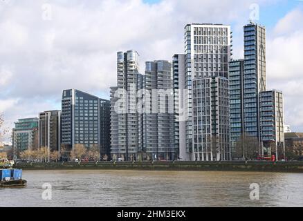 Neue Wohnblocks am Londoner Albert Embankment. Zeigt die Corniche von Foster + Partners (Mitte) und Merano Residences von Richard Rogers (rechts). Stockfoto