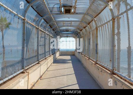 Alte überdachte Fußgängerbrücke mit rostigen Metalldach in San Clemente, Kalifornien Stockfoto