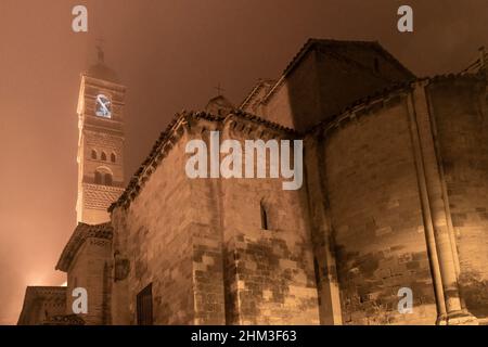 Mudejar Kirche in der Stadt Tarazona in Spanien in einer nebligen Nacht Stockfoto