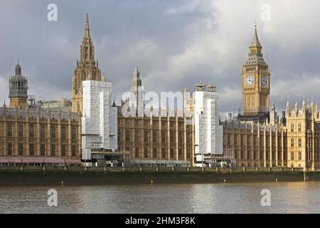 Renovierungsarbeiten am Houses of Parliament, London, Großbritannien, sind im Gange. Zeigt die Fassade der Themse mit Gerüsten, um Reparaturen von Mauerwerk zu ermöglichen. Stockfoto