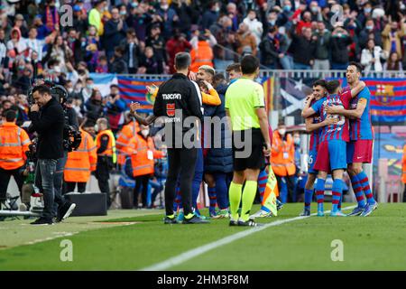 Barcelona, Spanien. 06th. Februar 2022. Dani Alves vom FC Barcelona feiert im Ligaspiel zwischen dem FC Barcelona und Atletico de Madrid im Camp Nou in Barcelona, Spanien, ein Tor. Bild: DAX Images/Alamy Live News Stockfoto