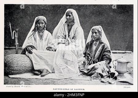 Nautch girls of Kashmir der nautch (was "Tanz" oder "Tanz" bedeutet) war ein beliebter Hofentanz, der von Mädchen (bekannt als "nautch girls") in Indien aufgeführt wurde. Die Kultur der darstellenden Kunst des nautch stieg zu Prominenz während der späteren Zeit des Mogulreiches, Und die Herrschaft der East India Company.[2] im Laufe der Zeit reiste der Nautch außerhalb der Grenzen der kaiserlichen Höfe der Moguln, der Paläste der Nawabs und der fürstlichen Staaten, Und die höheren Staffeln der Beamten des britischen Raj, zu den Orten der kleineren Zamindars. Aus dem Buch "die lebenden Rassen der Menschheit" Vol 1 von Henry Stockfoto