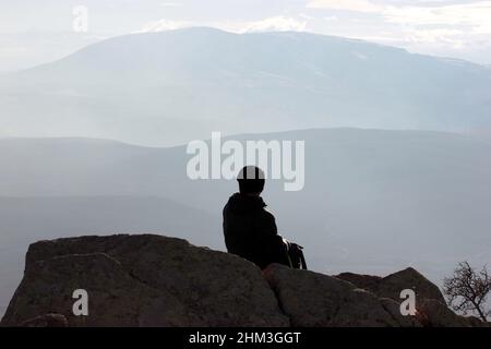 Die Natur auf dem Felsen beobachten Stockfoto