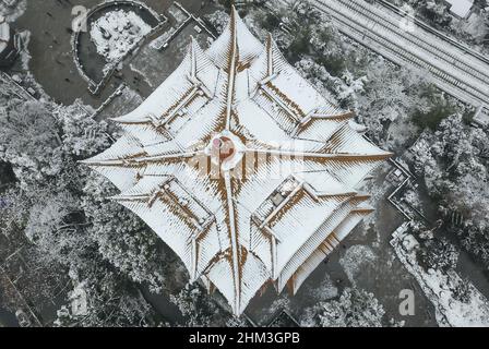 Wuhan, Chinas Provinz Hubei. 7th. Februar 2022. Luftbild zeigt die Schneelandschaft in Wuhan, der zentralchinesischen Provinz Hubei, 7. Februar 2022. Quelle: Cheng Min/Xinhua/Alamy Live News Stockfoto