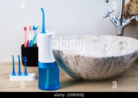 Blue Home Munddusche-Kit im Badezimmer, Waterpik für die Zahnreinigung, tragbare Wasserflosser für die Zahnpflege Stockfoto