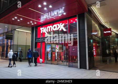 Warschau, Polen - 8. Januar 2022: Eingang zum Kaufhaus TK Maxx in der Marszalkowska Straße im Stadtzentrum bei Nacht. Stockfoto