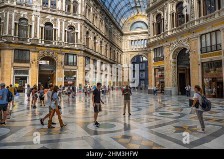 Neapel, Italien - 4. September 2020: Menschen im Inneren der Gallerie Umberto I, öffentliche Einkaufsgalerie und Wahrzeichen der Stadt, erbaut 1887–1891. Stockfoto