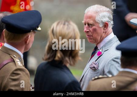 Prinz Charles begrüßt die Menschen, als er im Juli 2019 in der Llandaff Cathedral in Cardiff ankommt. Stockfoto