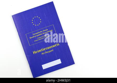 Blauer EU-Reisepass für Haustiere mit deutschen Texten isoliert auf weißem Hintergrund Stockfoto