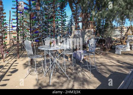 Elmer's Bottle Tree Ranch ist eine seltsame Attraktion am Straßenrand Stockfoto