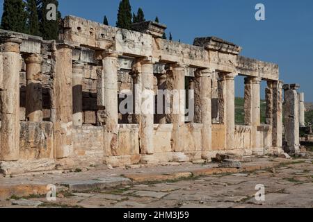Pamukkale, Denizli, Türkei: April 03 2016: Monolithische dorische Säulen der öffentlichen Latrine entlang der Frontinus-Straße in Hierapolis Stockfoto