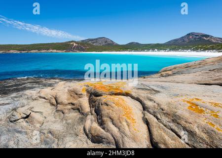 Malerischer Blick auf orangefarbene Felsen und türkisfarbenes Wasser an der berühmten Hellfire Bay, Cape Le Grand, in der Nähe von Esperance, Western Australia, WA, Australien Stockfoto