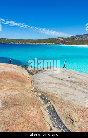 Vertikaler Blick auf die beeindruckende Küste an der berühmten Hellfire Bay, Cape Le Grand, in der Nähe von Esperance, Western Australia, WA, Australien Stockfoto