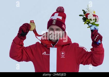 Peking, China. 07th. Februar 2022. Der Schweizer Goldmedaillengewinnerin Beat Feuz zeigt seine Medaille nach dem Alpinen Ski Men's Downhill Race im Yanqing National Alpine Skiing Center bei den Olympischen Winterspielen 2022 in Peking am Montag, den 7. Februar 2022. Foto von Paul Hanna/UPI Credit: UPI/Alamy Live News Stockfoto