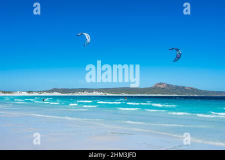 Windkitesurfer an der berühmten Hellfire Bay, Cape Le Grand, in der Nähe von Esperance, Western Australia, WA, Australien Stockfoto