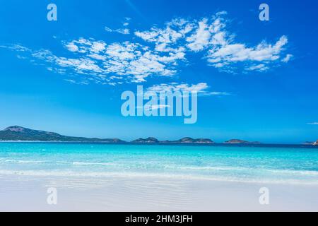 Panoramablick auf weißen Sand und türkisfarbenes Wasser am berühmten Hellfire Bay Beach, Cape Le Grand, in der Nähe von Esperance, Western Australia, WA, Australi Stockfoto