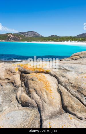 Vertikaler Panoramablick auf orangefarbene Felsen und türkisfarbenes Wasser an der berühmten Hellfire Bay, Cape Le Grand, in der Nähe von Esperance, Western Australia, WA, Australien Stockfoto