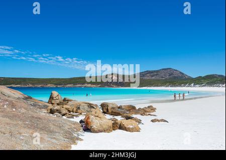 Menschen, die den Strand und seinen weißen Sand an der berühmten Hellfire Bay, Cape Le Grand, in der Nähe von Esperance, Western Australia, WA, genießen, Australien Stockfoto