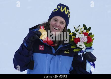 Peking, China. 07th. Februar 2022. Schwedens Goldmedaillengewinnerin Sara Hector lächelt während der Medaillenzeremonie für das Ski-Riesenslalom-Rennen der Frauen im Yanqing National Alpine Skiing Center bei den Olympischen Winterspielen 2022 in Peking am Montag, den 7. Februar 2022. Foto von Paul Hanna/UPI Credit: UPI/Alamy Live News Stockfoto