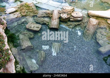 Pamukkale, Denizli, Türkei: April 03 2016: Kleopatra-Bad, Hierapolis, historisches Thermalbad mit römischen Ruinen in Hierapolis Stockfoto