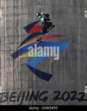 Peking, China. 7th. Februar 2022. HE Jinbo aus China tritt bei der Qualifikation der Männer für die große Freiluftwaffe beim Big Air Shougang in Peking, der Hauptstadt Chinas, am 7. Februar 2022 an. Quelle: Li He/Xinhua/Alamy Live News Stockfoto