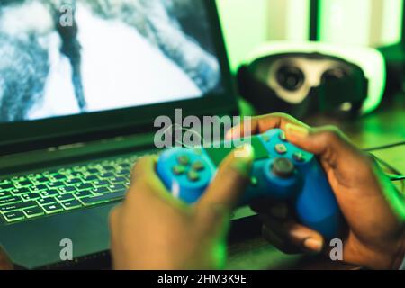 Hände mit blauem Joystick für das Gamepad – Nahaufnahme. Hochwertige Fotos Stockfoto