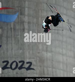 Peking, China. 7th. Februar 2022. HE Jinbo aus China tritt bei der Qualifikation der Männer für die große Freiluftwaffe beim Big Air Shougang in Peking, der Hauptstadt Chinas, am 7. Februar 2022 an. Quelle: Li He/Xinhua/Alamy Live News Stockfoto