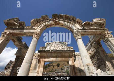 Selcuk, Izmir, Türkei - 2012. August 12: Blick auf historische Gebäude vor blauem Himmel in der antiken Stadt Ephesus (UNESCO-Welterbeliste, Stockfoto