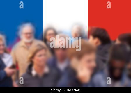 Die französische Flagge Tricolore mit verschwommenen Menschen unterschiedlicher Ethnie an der Front. Frankreich Präsidentschaftswahl oder 14, Juli-Konzept. Stockfoto