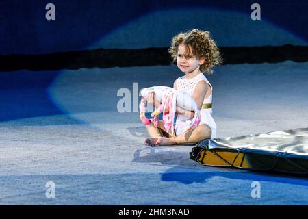 ZASPORIZHZHIA, UKRAINE - 4. FEBRUAR 2022 - die vierjährige zirkusakrobatin Anastasiia Horbatsevych stellte den nationalen Rekord als jüngste Tr Stockfoto