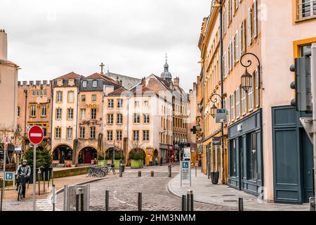 Metz, Frankreich - 23. Januar 2022: Der Place Saint-Louis ist ein Platz in Metz im französischen Département Moselle, Grand-Est, Frankreich. Stockfoto