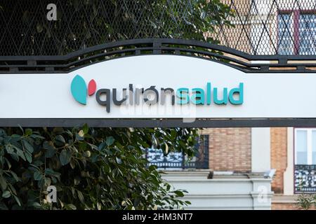 VALENCIA, SPANIEN - 02. FEBRUAR 2022: Quironsalud ist die größte private Krankenhausgruppe in Spanien Stockfoto
