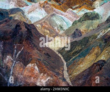 Berühmte bunte Landschaft am Zabriskie Point. Zabriskie Point ist ein Teil der Amargosa Range im Death Valley National Park in Kalifornien, UN Stockfoto