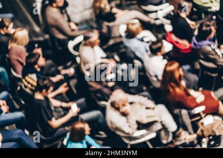 Bewegungsunschärfe Publikum im Konferenzsaal von Abowe erschossen. Stockfoto