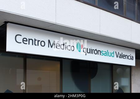 VALENCIA, SPANIEN - 02. FEBRUAR 2022: Quironsalud ist die größte private Krankenhausgruppe in Spanien Stockfoto