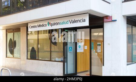 VALENCIA, SPANIEN - 02. FEBRUAR 2022: Quironsalud ist die größte private Krankenhausgruppe in Spanien Stockfoto