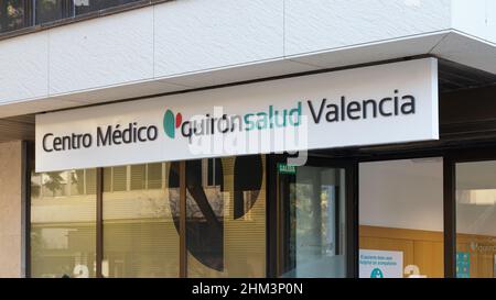 VALENCIA, SPANIEN - 02. FEBRUAR 2022: Quironsalud ist die größte private Krankenhausgruppe in Spanien Stockfoto