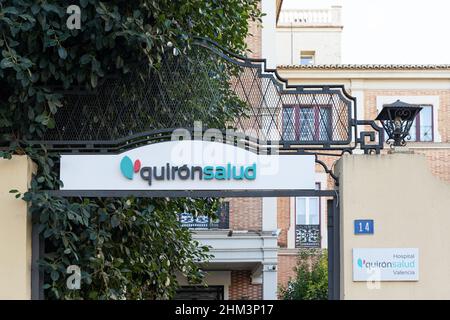 VALENCIA, SPANIEN - 02. FEBRUAR 2022: Quironsalud ist die größte private Krankenhausgruppe in Spanien Stockfoto