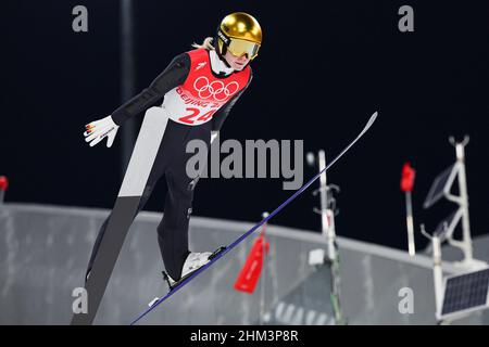 Pauline Hessler (GER), Action, Jump, 5. FEBRUAR 2022 - Skisprung : Frauen-Einzel-Normalschanzen-Finale während der Olympischen Winterspiele 2022 in Peking im Nationalen Skisprungzentrum in Zhangjiakou, Hebei, China.24th Olympische Winterspiele 2022 in Peking vom 04,02.-20.02.2022. KEINE VERKÄUFE AUSSERHALB DEUTSCHLANDS ! Foto: Koji Aoki/AFLO via Sven Simon Photo Agency GmbH & Co. Press Photo KG # Princess-Luise-Str. 41 # 45479 M uelheim/R uhr # Tel 0208/9413250 # Fax. 0208/9413260 # Konto 244 293 433 # GLSB Ankunft # Konto 4030 025 100 # BLZ 430 609 67 # E-Mail: svensimon@t-online.de # www.svensimon Stockfoto