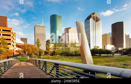 Skyline von Houston im sonnigen Tag von Park Grass Texas USA Stockfoto