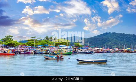 Machen Sie eine Bootstour in der Uferpromenade. Sie sind eine Haupteinnahmequelle für Einheimische. Paraty ist eine Kolonialstadt oder ein Dorf, das eine wichtige Touristenattraktion ist Stockfoto